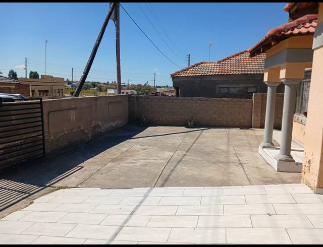 3 BEDROOM HOUSE FOR SALE IN SESHEGO E